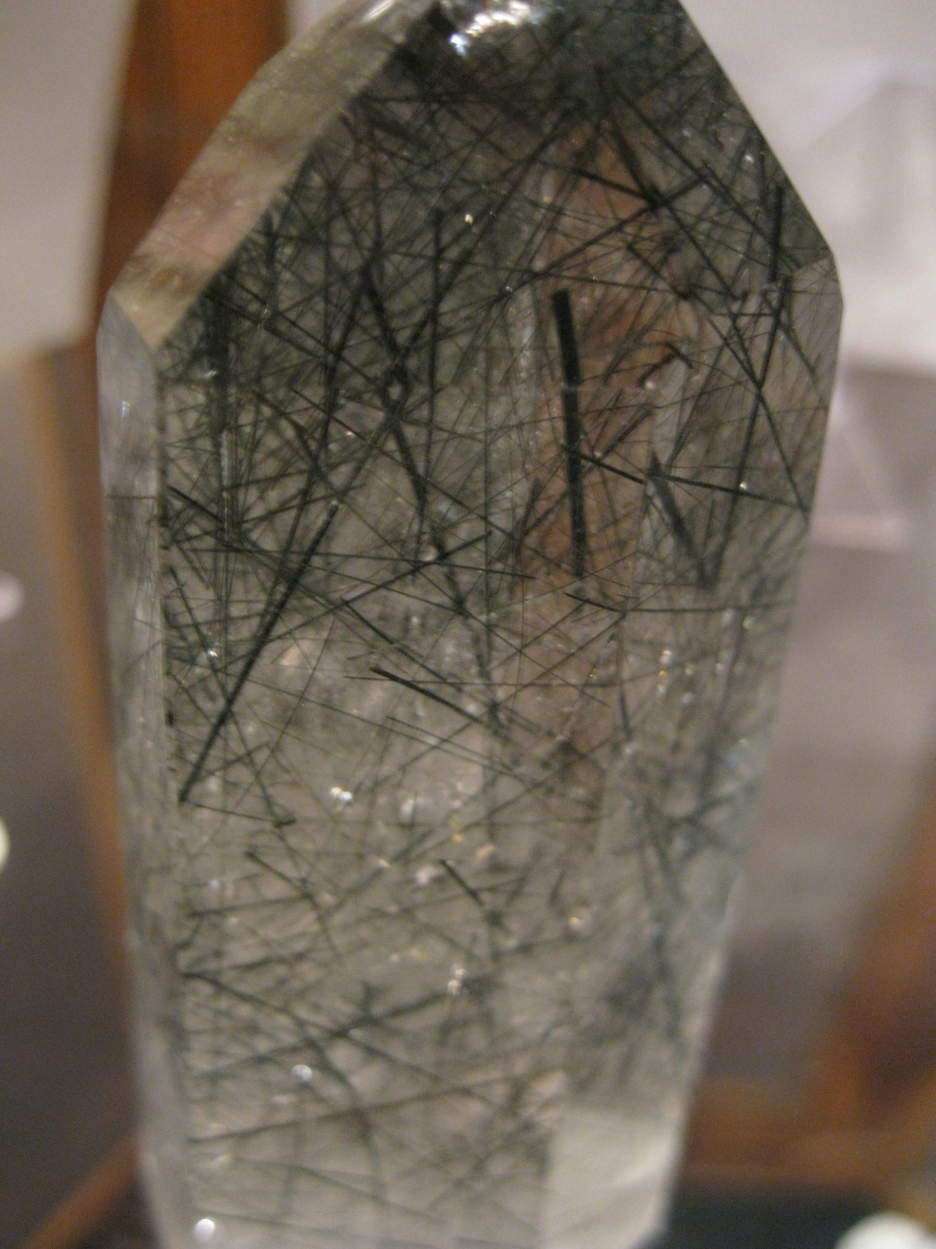 Quartz-with-needle-shaped-inclusions-of-rutile